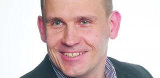 Pracownik ze smartfonem, koszty pod kontrolą