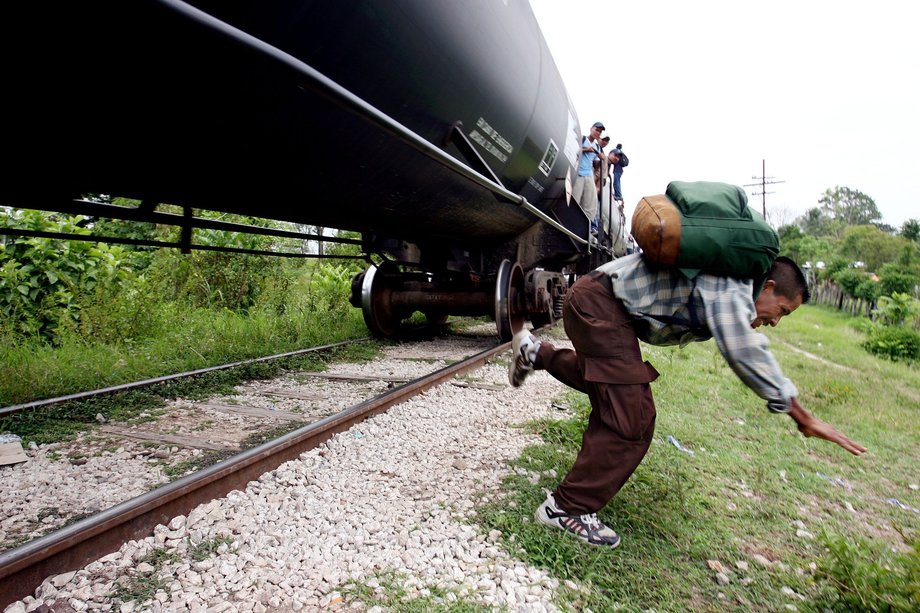 Meksykanie uciekają z kraju. Jednym z popularnych środków transportu jest pociąg. Migranci jadą na gapę, łapią się wolno poruszających się składów