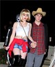 Emma Roberts sem sokat gondolkozott a jelmezen: jól látjuk, hogy prostituáltnak vetkőzött? (Köszönjük a kiegészítést olvasónknak, Nikolettnek: Emma valószínűleg nagynénjét, Julia Robertset idézi meg a Micsoda nő című filmből)