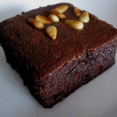 Pirított fenyőmagos tejkaramellás brownie 