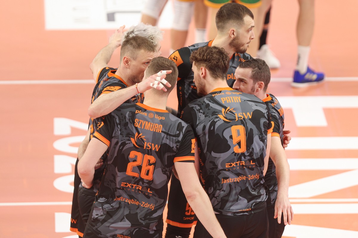 Siatkarze Jastrzębskiego Węgla cieszą się podczas trzeciego meczu finałowego Ekstraklasy z Aluronem CMC Wartą Zawiercie