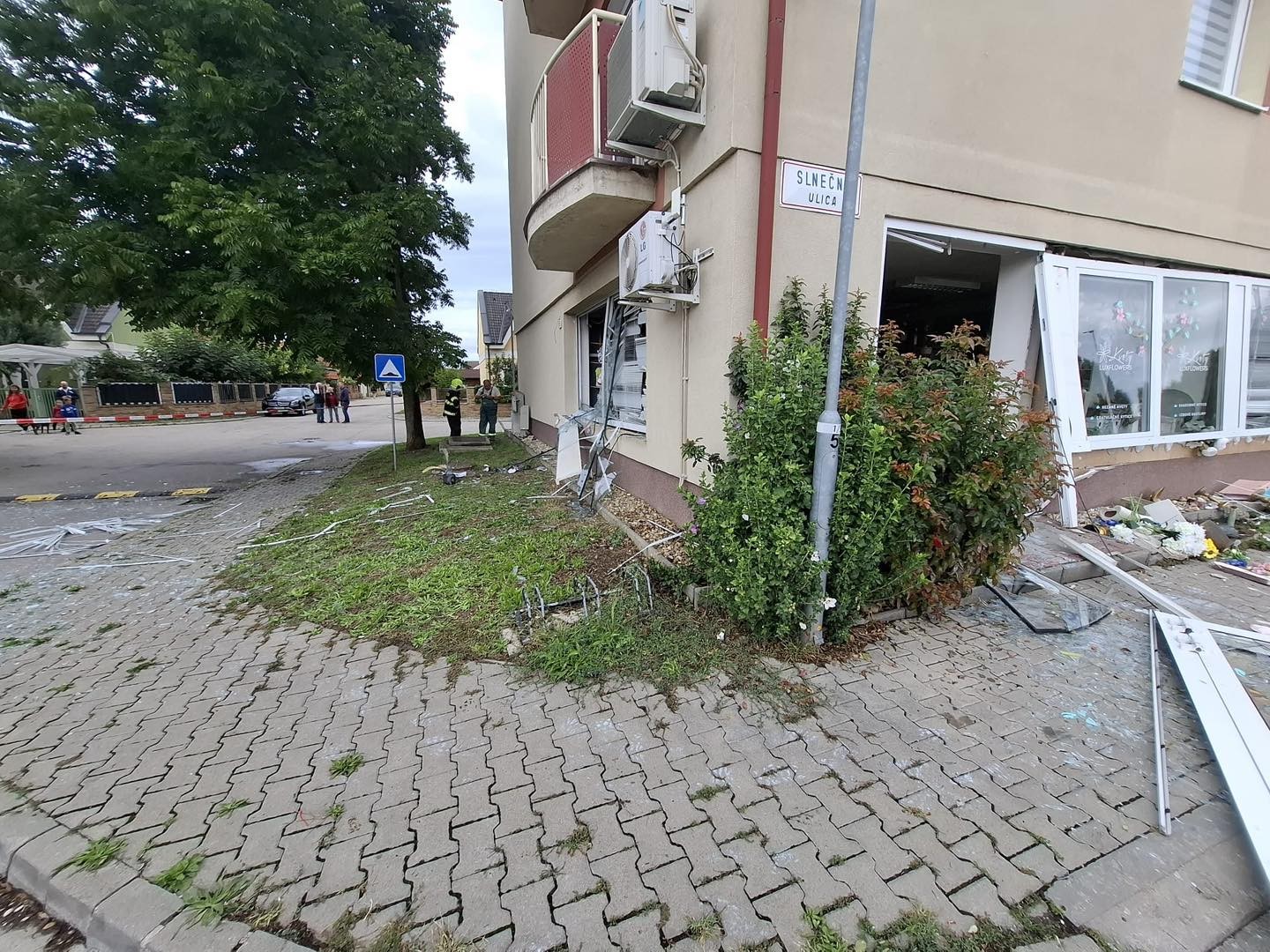Dopoludnia došlo k výbuchu a požiaru na Slnečnej ulici v Senci.