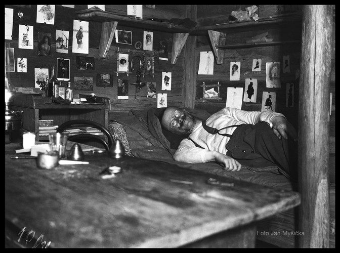 U dowódcy batalionu majora Horlivego, Žoniscze, prawdopodobnie Węgry, luty 1916, fot. Jan Myšička