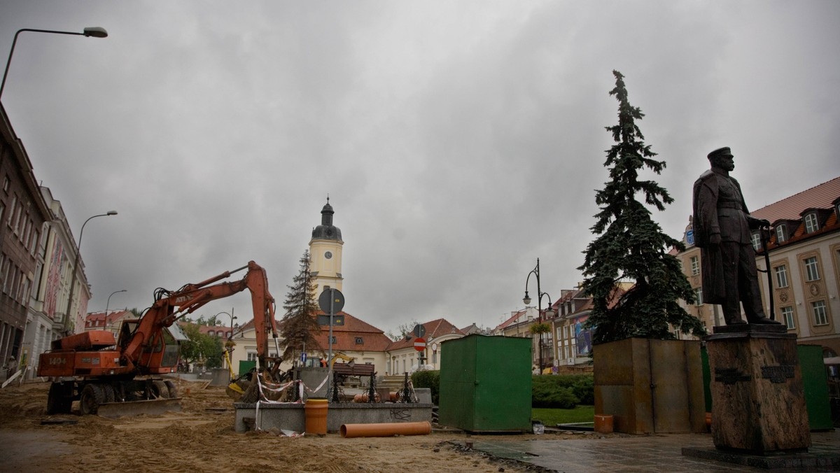 W Białymstoku na Rynku Kościuszki w pobliżu pomnika Piłsudskiego zawaliło się ogrodzenie zabezpieczające remont płyt. W sobotę mają tam być organizowane obchody z okazji 92. Rocznicy Wyzwolenia Białegostoku - donosi poranny.pl