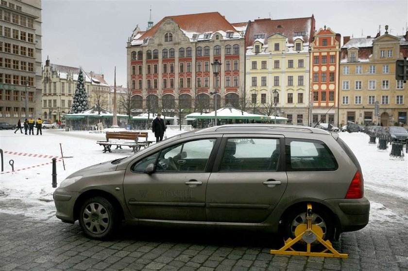 Śnieg leży a straż wystawia mandaty