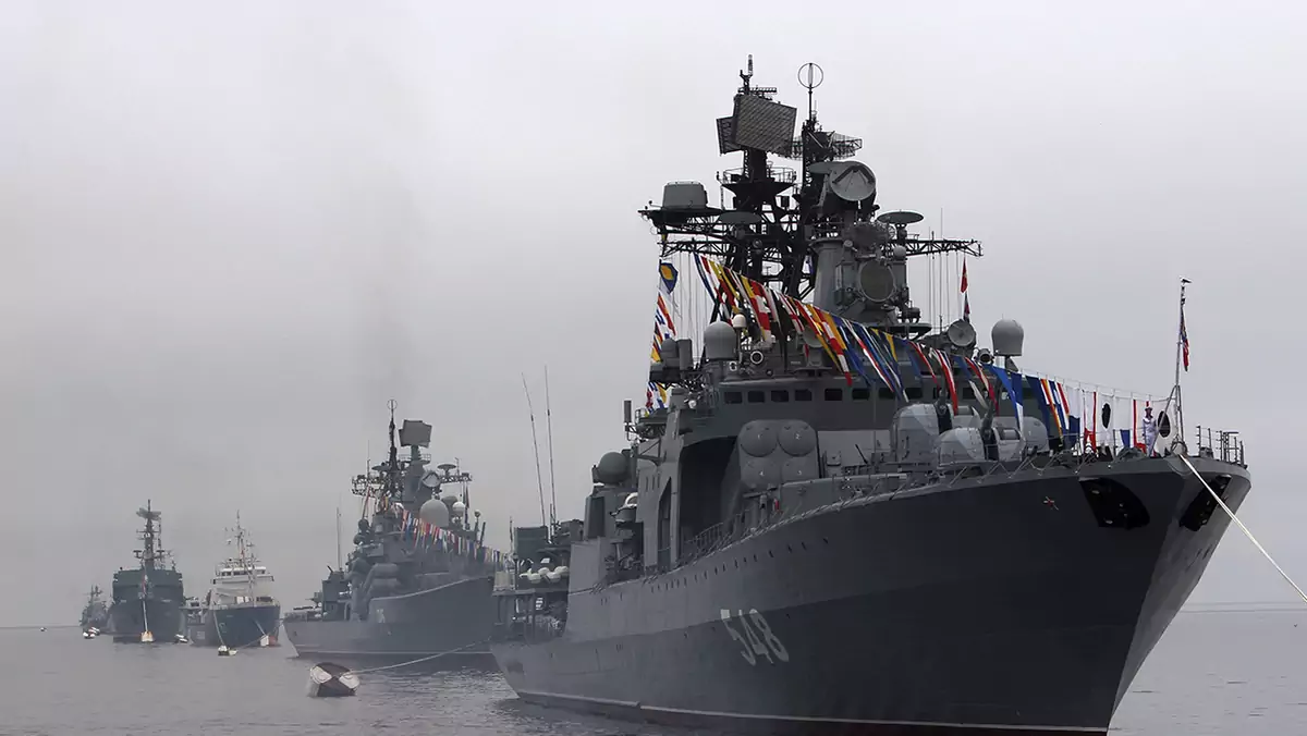Na zdjęciu rosyjskie okręty podczas parady z okazji święta floty