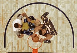 Liga NBA: Robinson przeskoczył nad kolegą z drużyny, klubową maskotką oraz cheerleaderką i wygrał konkurs wsadów