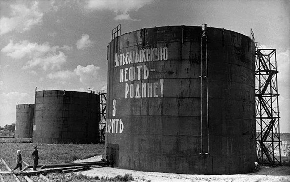 Nafta za otadžbinu, bilo je ispisano na postrojenjima naftnih rezervi u Rusiji, pošto su 1960-ih otkrivene velike količine u Sibiru, ali je 1980-ih slika na tržištu nafte bila znatno drugačija | Foto: Keystone-France/Gamma-Keystone via Getty Images