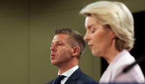 Peter Mađar i Ursula fon der Lajen u Briselu 29. maja
