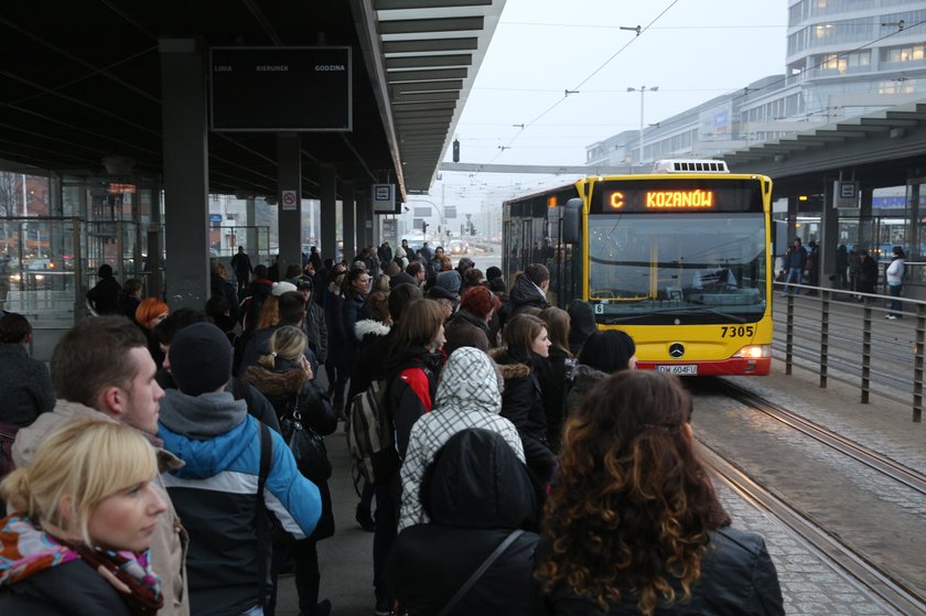 Pasażerowie na przystanku autobusowym