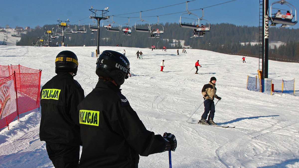 Zwiększy się liczba policjantów potrafiących bardzo dobrze jeździć na nartach - to efekt podpisanej w Krakowie umowy pomiędzy Komendą Główną Policji, Stowarzyszeniem Trenerów i Instruktorów Narciarstwa oraz Polskim Związkiem Narciarskim.