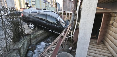 Honda uderzyła w dom. Kierowca uciekł. Mógł pozabijać ludzi