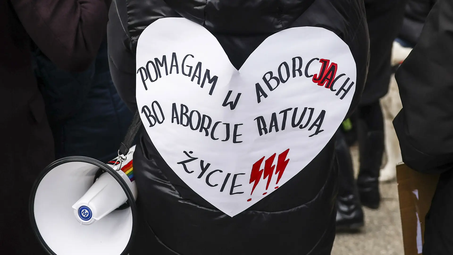 Blisko połowa Polek deklaruje, że pomogłaby w aborcji. Są też przeciwko karom za wsparcie