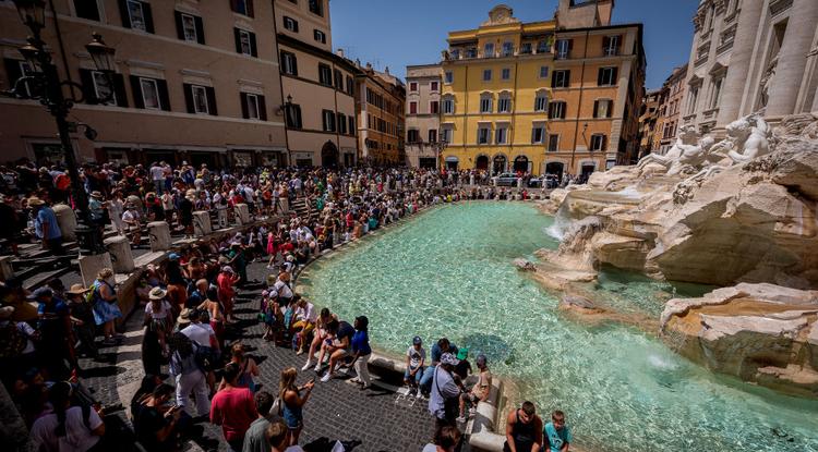 Turisták a római Trevi-kútnál: sokan csalódnak, amikor élőben találkoznak a képeken sokat látott helyszínekkel
