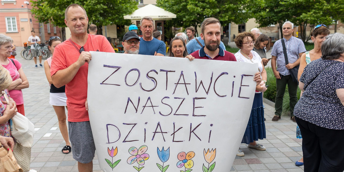 Ludzie protestujący w obronie działek w Poznaniu.