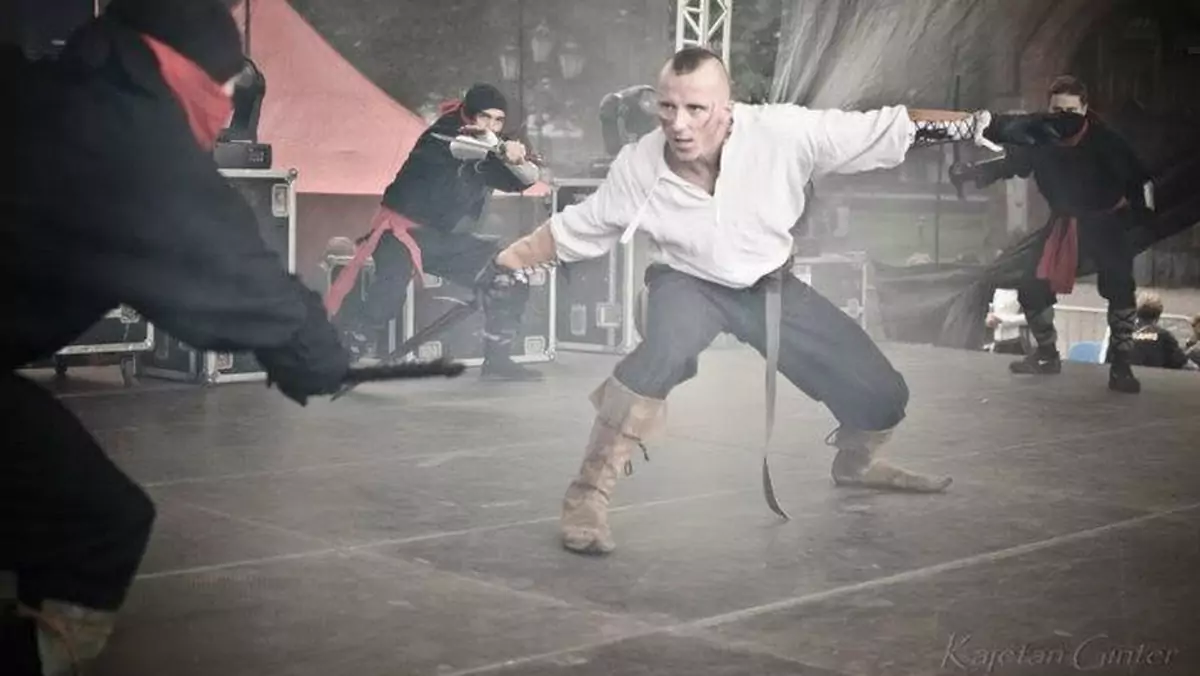 Maciej Kwiatkowski w trakcie pokazu na żywo