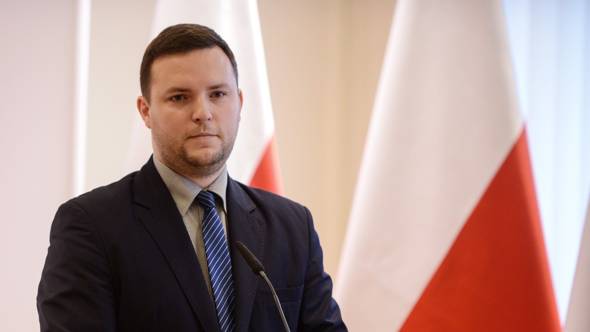 Ministerstwo Środowiska "wyraziło dezaprobatę" dla wypowiedzi dyrektor Departamentu Edukacji i Komunikacji w resorcie dot. przewodniczącego RE Donalda Tuska - poinformował rzecznik ministerstwa Paweł Mucha.