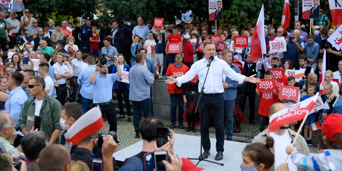 Bez maseczek i w ścisku. "Żniwo" wieców wyborczych za kilka tygodni