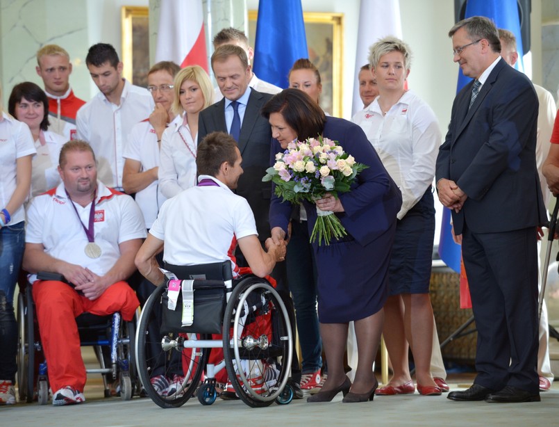 Sport jest jeden, uprawiany w różnych sytuacjach życiowych. Pokonując rywali, pokonujecie często swoje słabości. Dziękujemy wam za to" - powiedział prezydent Bronisław Komorowski podczas spotkania z medalistami olimpiady i paraolimpiady w Londynie.