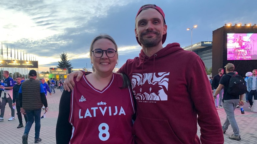 Lora u dresu reprezentacije Letonije sa prijateljem | Foto: BBC/Dejana Vukadinović