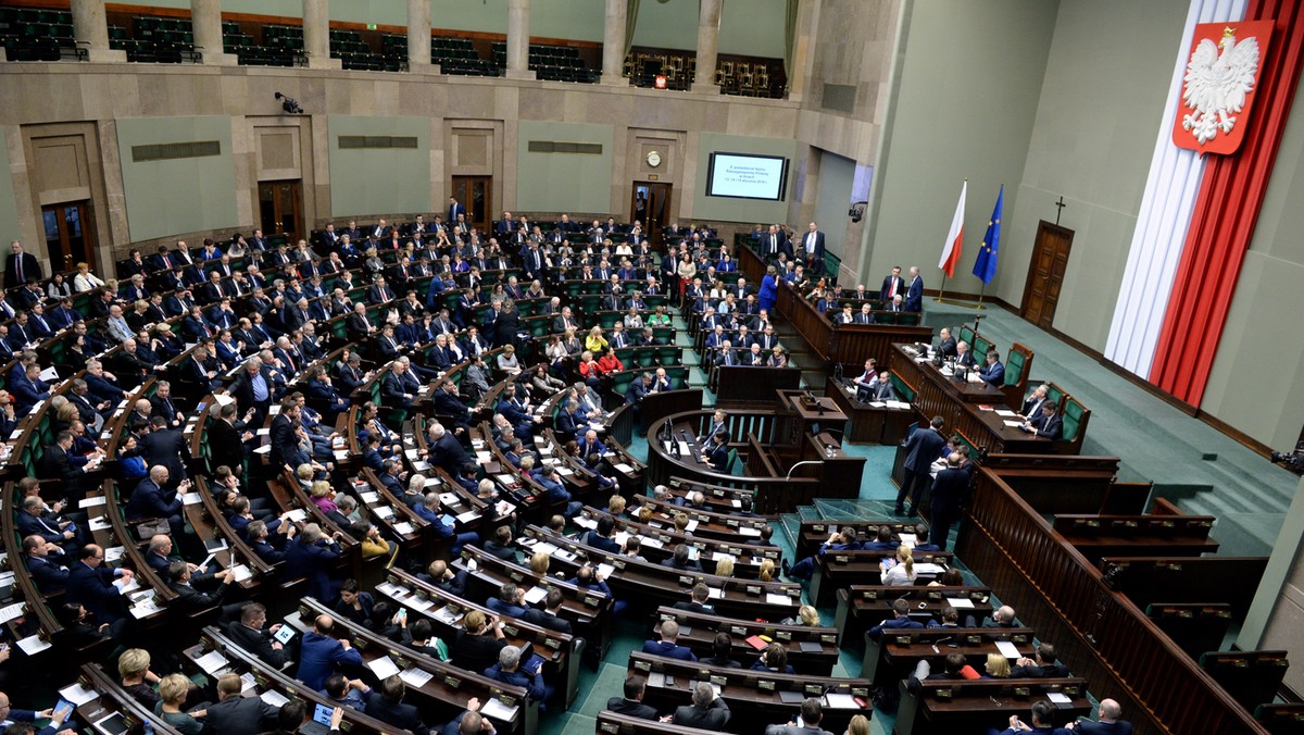 Koordynator rządu Niemiec do spraw niemiecko-polskiej współpracy międzyspołecznej i przygranicznej Dietmar Woidke krytycznie ocenia decyzję Komisji Europejskiej o rozpoczęciu wobec Polski procedury ochrony praworządności - informuje agencja dpa.