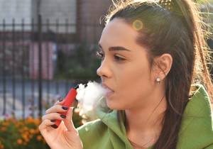 Tinejdžerka koristi vejp