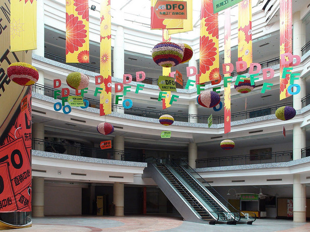 New South China Mall, największe centrum handlowe na świecie. Autor: David290 (David290) [Public domain], undefined