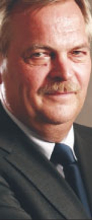 By mieć fachowców, firmy przejmują konkurencję