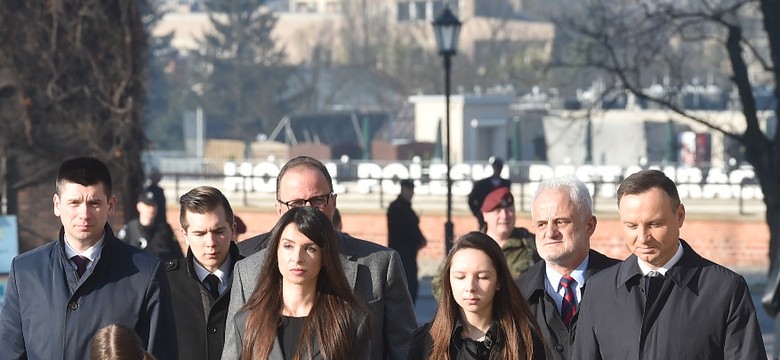 Prezydent Duda na grobie Lecha i Marii Kaczyńskich