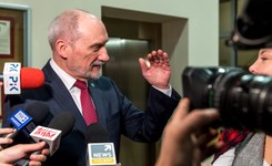 Macierewicz w Toruniu: W MON w 2015 roku wydano za pomocą kart więcej niż w 2016 i 2017 r.