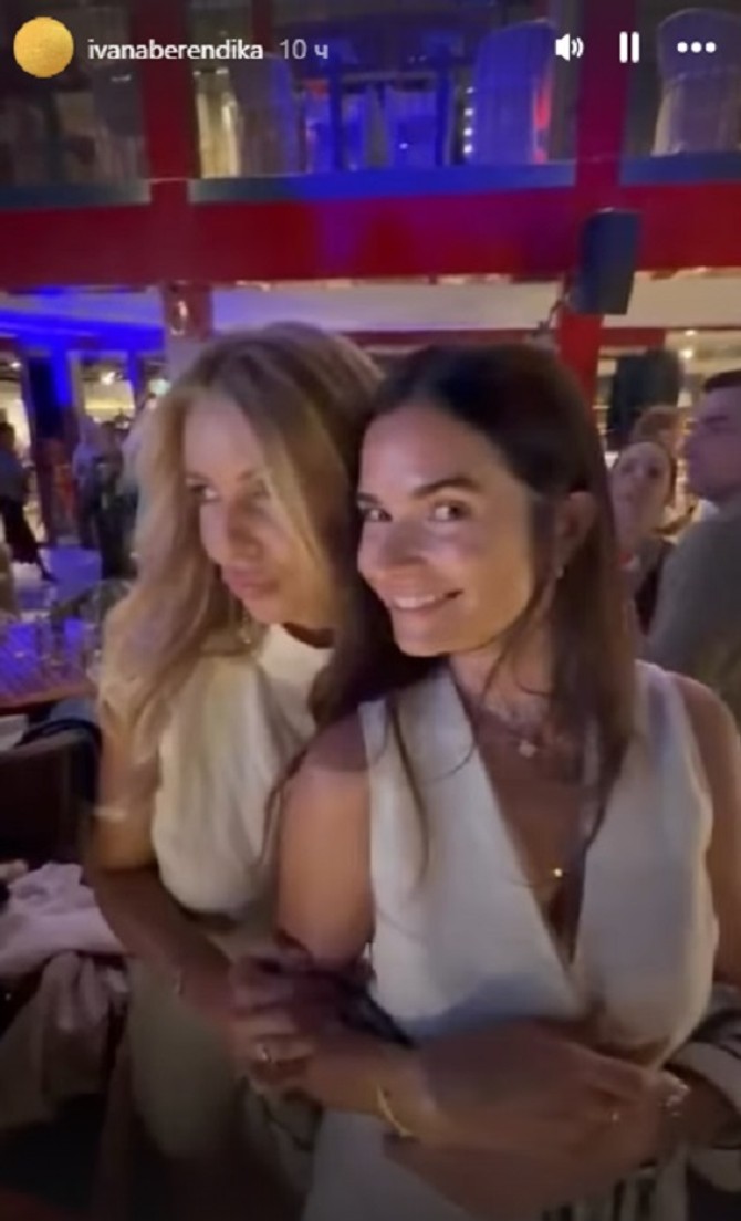 Marija Karan sa prijateljicom u Kotoru