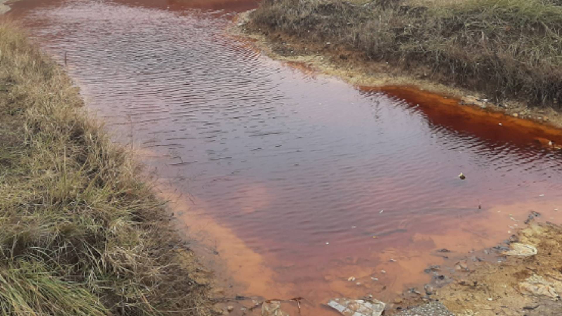 Jezero u okolini Bora se zacrvenelo od zagađenosti i ljudi neprestano dele jeziv prizor