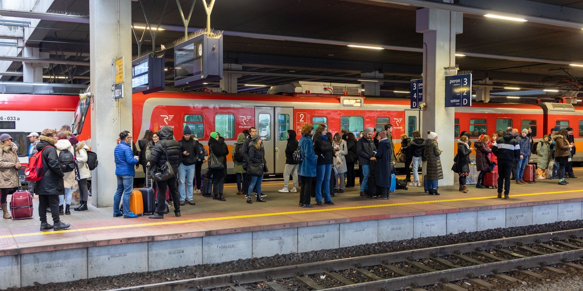 Pasażerowie na peronie dworca PKP w Poznaniu podczas awarii systemu sterowania ruchem.