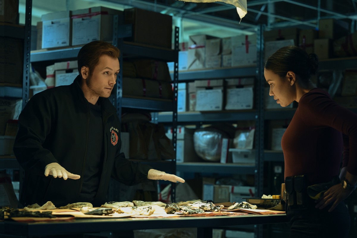 Taron Egerton i Jurnee Smollett w trzecim odcinku serialu "Dym"