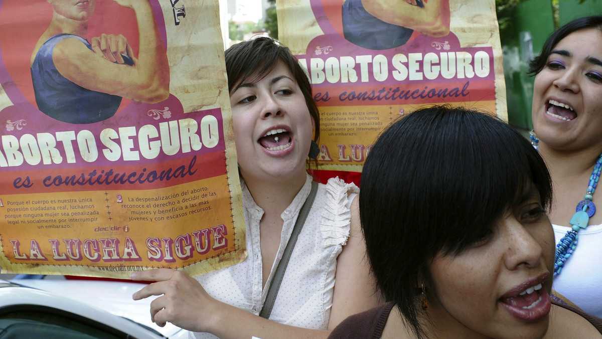 Zdesperowane mieszkanki Meksyku po kryjomu udają się do stolicy, by poddać się aborcji - donosi Reuters. Z oficjalnych danych wynika, że 24 proc. z około 40 tys. zabiegów wykonanych w mieście Meksyk od 2007 roku dotyczyło kobiet przybyłych z innych miast, gdzie aborcja wciąż nie jest legalna.