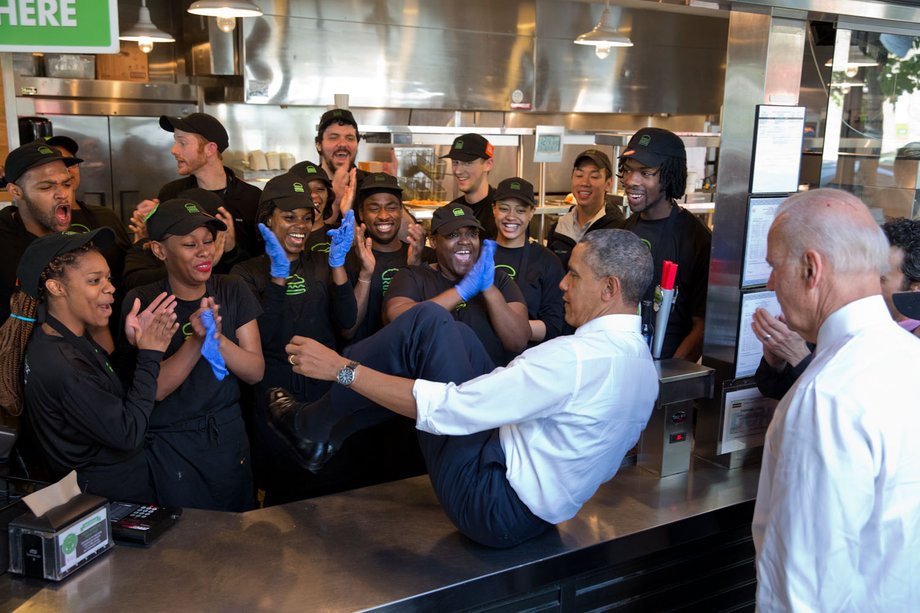 Obama wskakuje przez ladę, aby dołączyć do pracowników restauracji, w której zatrzymał się na lunch w 2014 r.