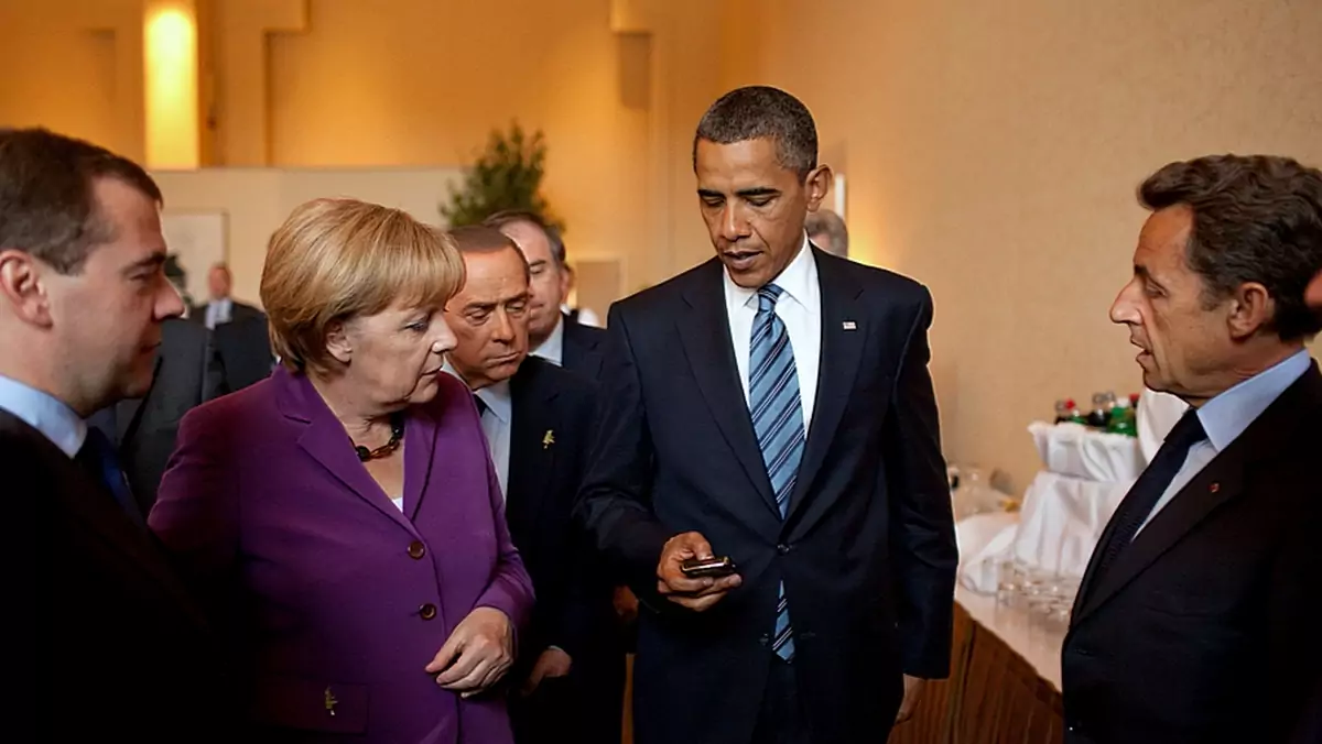 Barrack Obama pokazuje swojego Blackberry: Dymitrowi Miedwiediewowi, Angeli Merkel, Silvio Berlusconiemu i Nicolasowi Sarkozy. (25 czerwiec 2010)