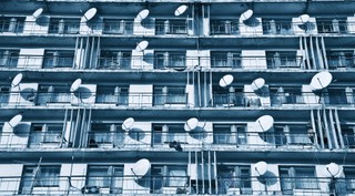 Koniec z antenami satelitarnymi na ścianach. W nowych blokach tylko światłowody