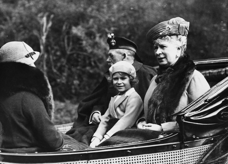 Królowa Maria Teck (obok księżniczka Elżbieta i Jerzy V)