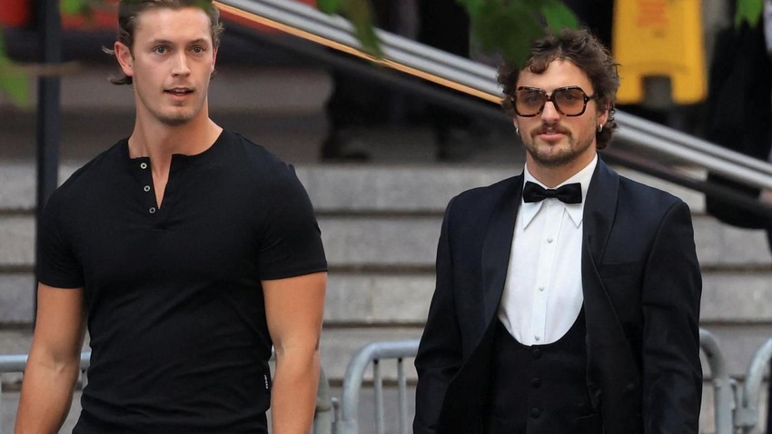 Američki pevač Benson Bun (desno) stigao je u elegantnom smokingu | Foto: Getty Images