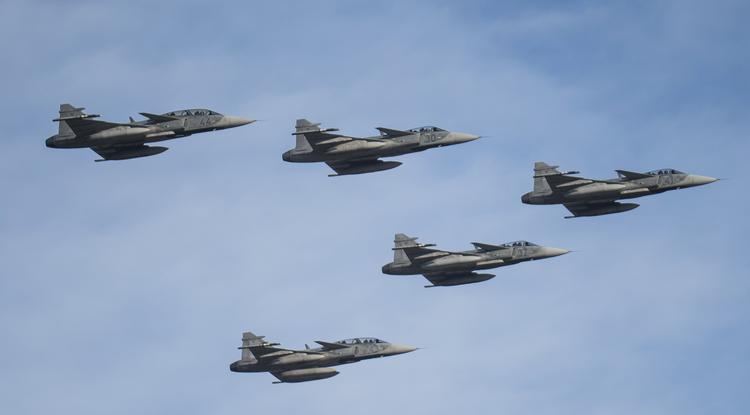 A megújult kecskeméti légi bázisra Pápáról visszaérkező Gripen vadászrepülőgépek 2019. december 17-én
