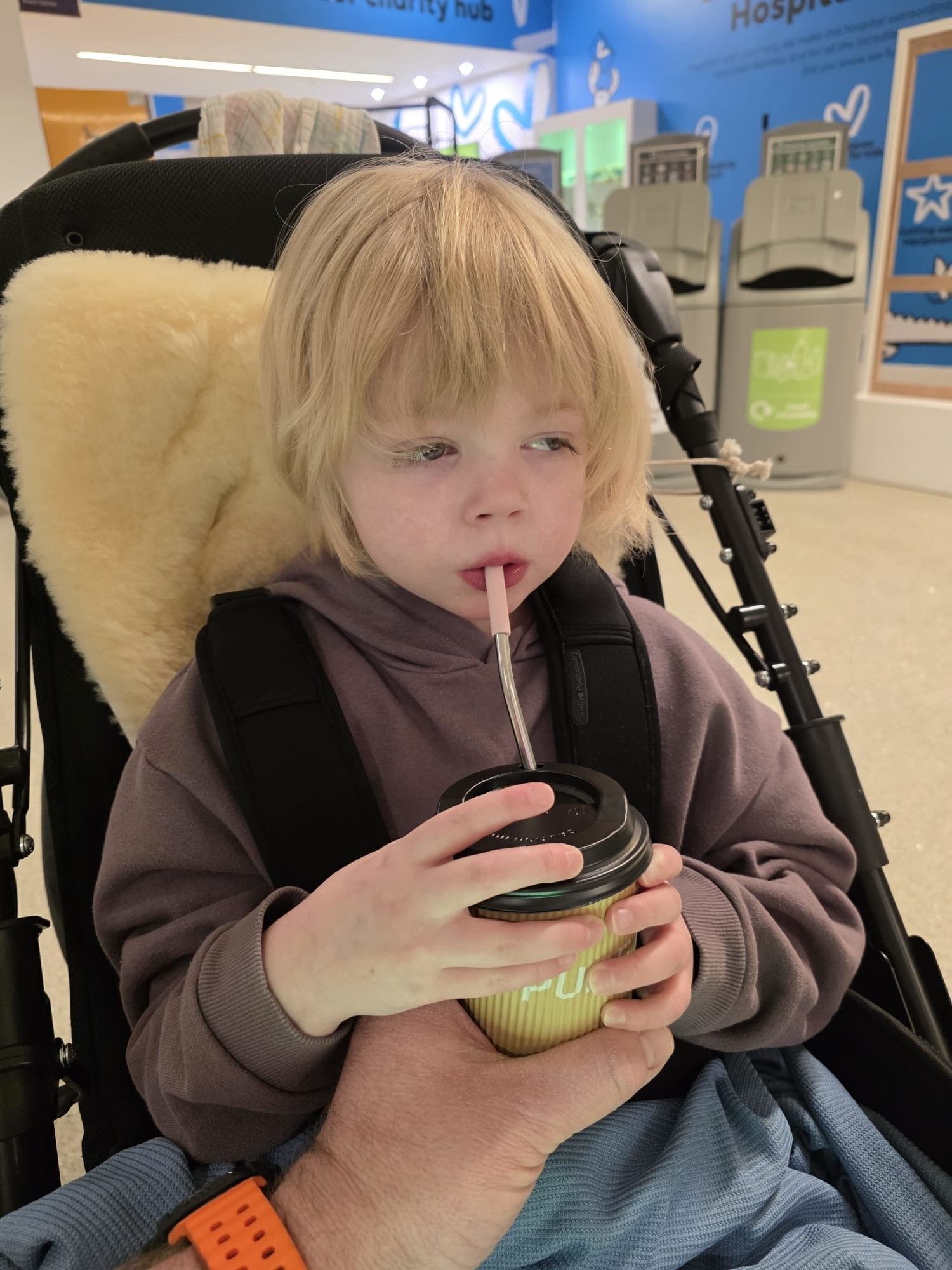 Holly Nayler má vzácnu formu detskej demencie.