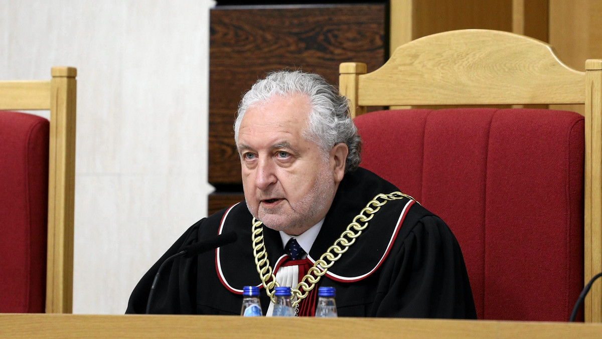 Prokuratura Regionalna w Katowicach wszczęła śledztwo w sprawie niedopełnienia obowiązków lub przekroczenia uprawnień przez prezesa Trybunału Konstytucyjnego Andrzeja Rzeplińskiego. Chodzi o niedopuszczanie do orzekania trzech sędziów wybranych przez obecny Sejm.