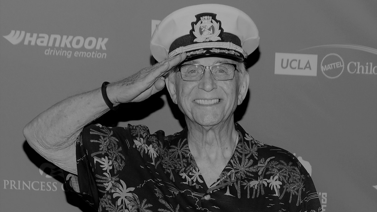 Aktor telewizyjny i filmowy Gavin MacLeod, który zyskał sławę główną rolą w telewizyjnym komediowym serialu sytuacyjnym "The Love Boat", zmarł w sobotę (29 maja) w swoim domu w Palm Desert, w Kalifornii. Miał 90 lat. O śmierci artysty poinformowała jego pasierbica Steele Zalin.