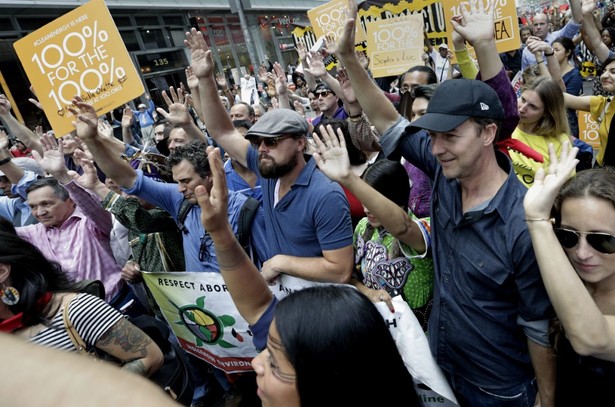 Leonardo DiCaprio, Edward Norton i8 Mark Ruffalo podczas marszu klimatycznego w Nowym Jorku. Fot. EPA/PETER FOLEY/PAP