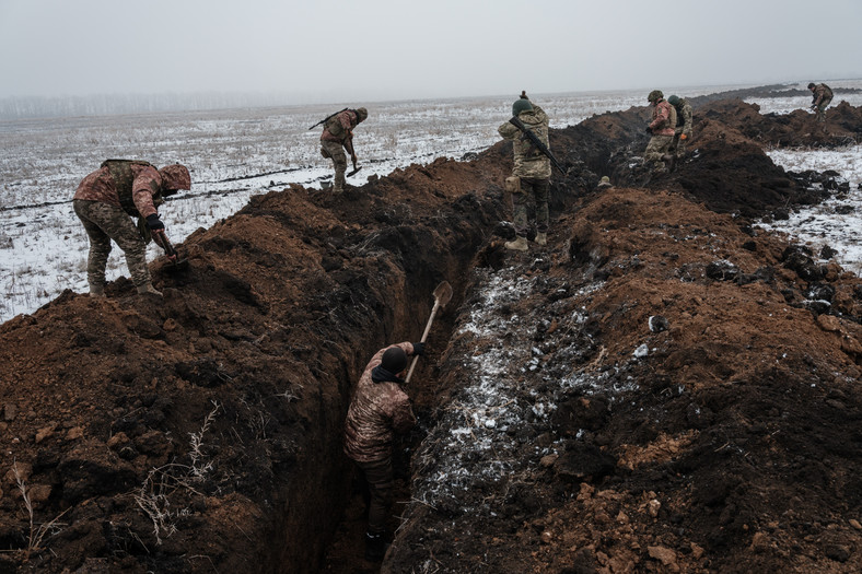 Ukraińscy żołnierze kopią okopy w okolicach Bachmutu