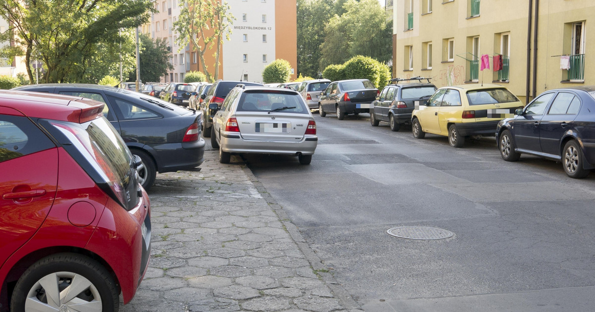 Kierowcy Parkujący Pod Oknami Bloków Mogą Spodziewać Się Pozwów Do Sądu.