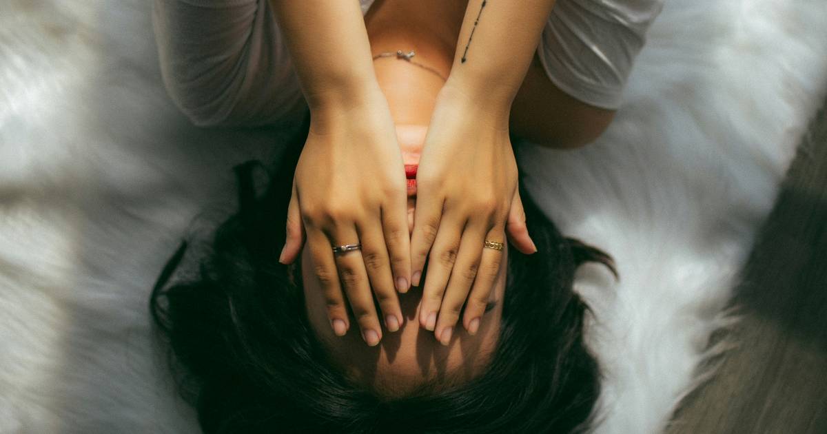 "Straszono, że zajdę w ciążę od trzymania się za rękę". Dorastanie bez edukacji seksualnej