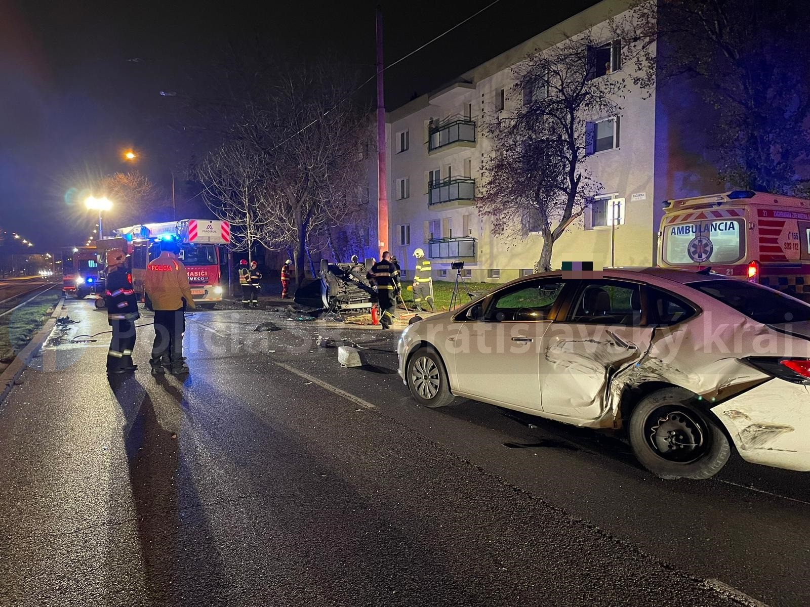 Vodič sa ťažko zranil pri dopravnej nehode v Bratislave.
