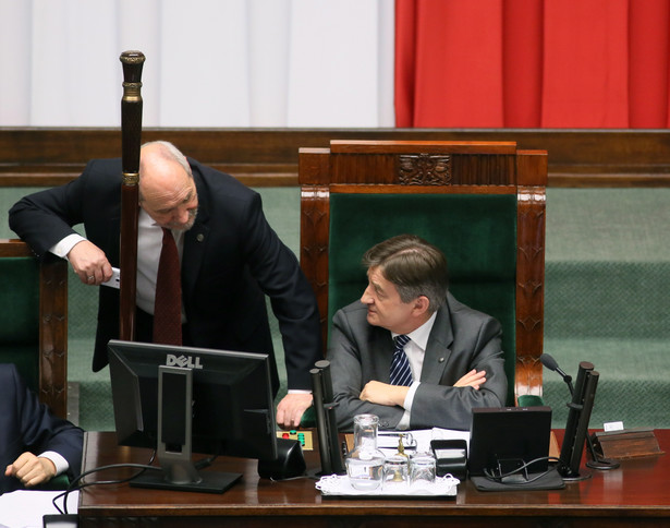 Nocne zmiany w Sejmie i dyskusje na Twitterze. "Na tym wszystkim najwięcej zyskuje Petru"